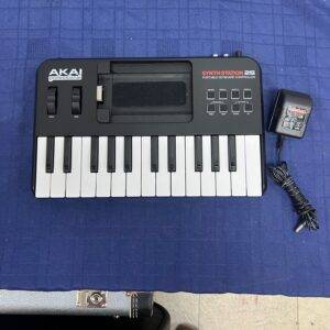 Used AKAI Professional Synth Station 25 Portable Keyboard Controller with AC Adapter SynthStation