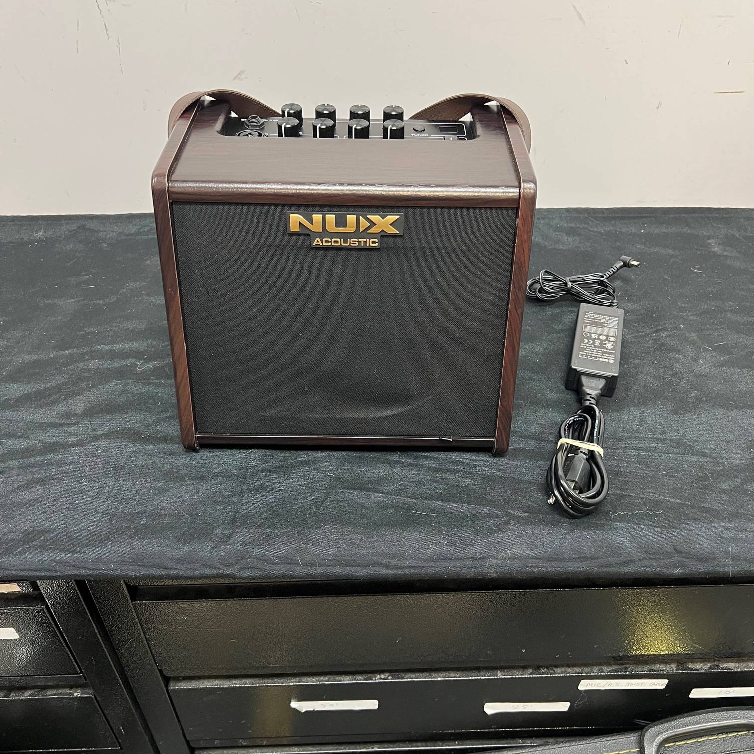 Used NUX AC-25 25-watt 1 x 6.5-inch Acoustic Guitar Combo Amp with Rechargeable Battery