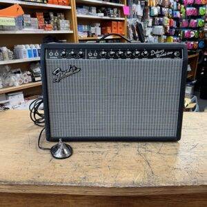 Used Fender '65 Deluxe Reverb 22-watt 1 x 12-inch Tube Combo Amplifier Black Combo Amp Amplifier