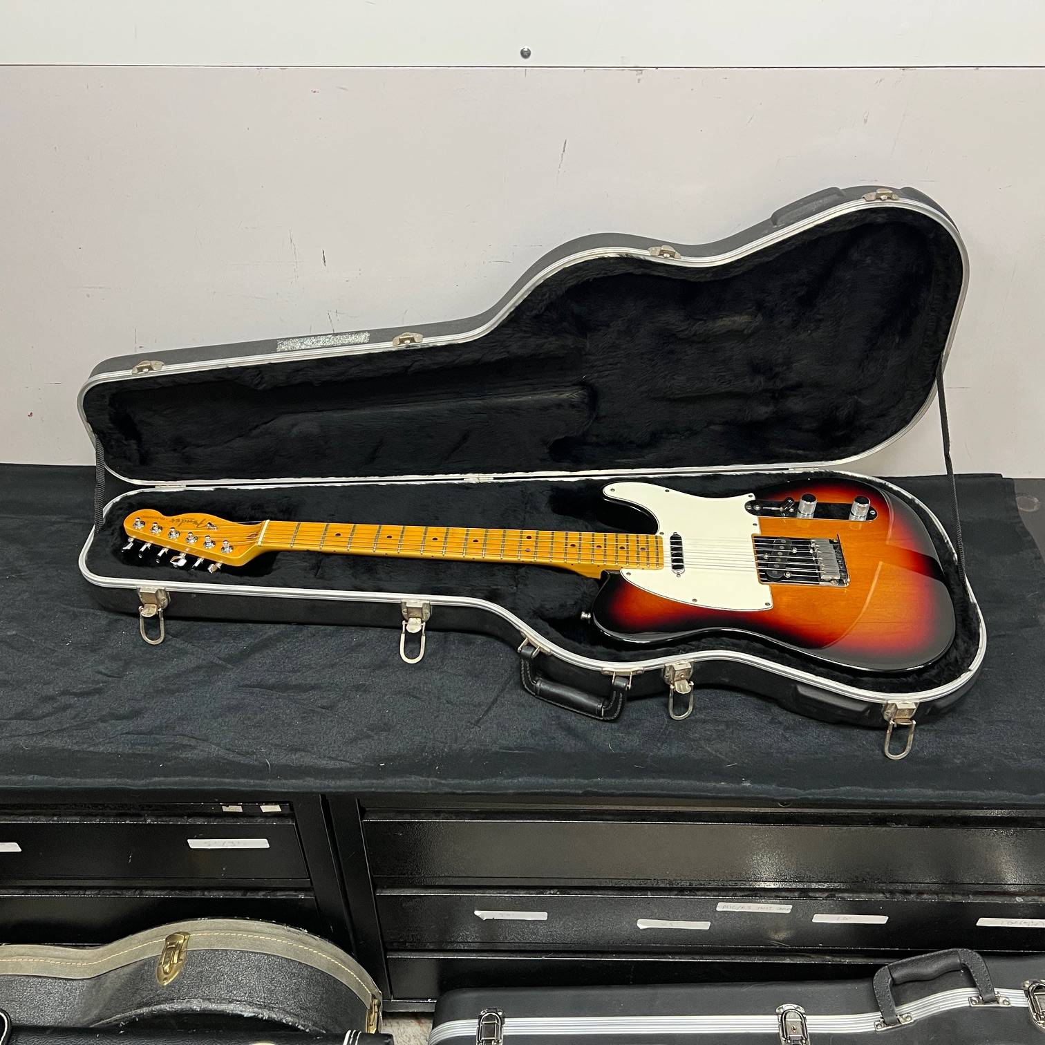 Used Fender Standard Tele Telecaster Electric Guitar with Case Made in the USA 2000 3 Color Sunburst