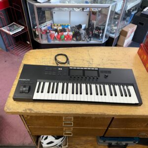 Used Native Instruments Komplete Kontrol S49 MK2 MIDI Keyboard Controller