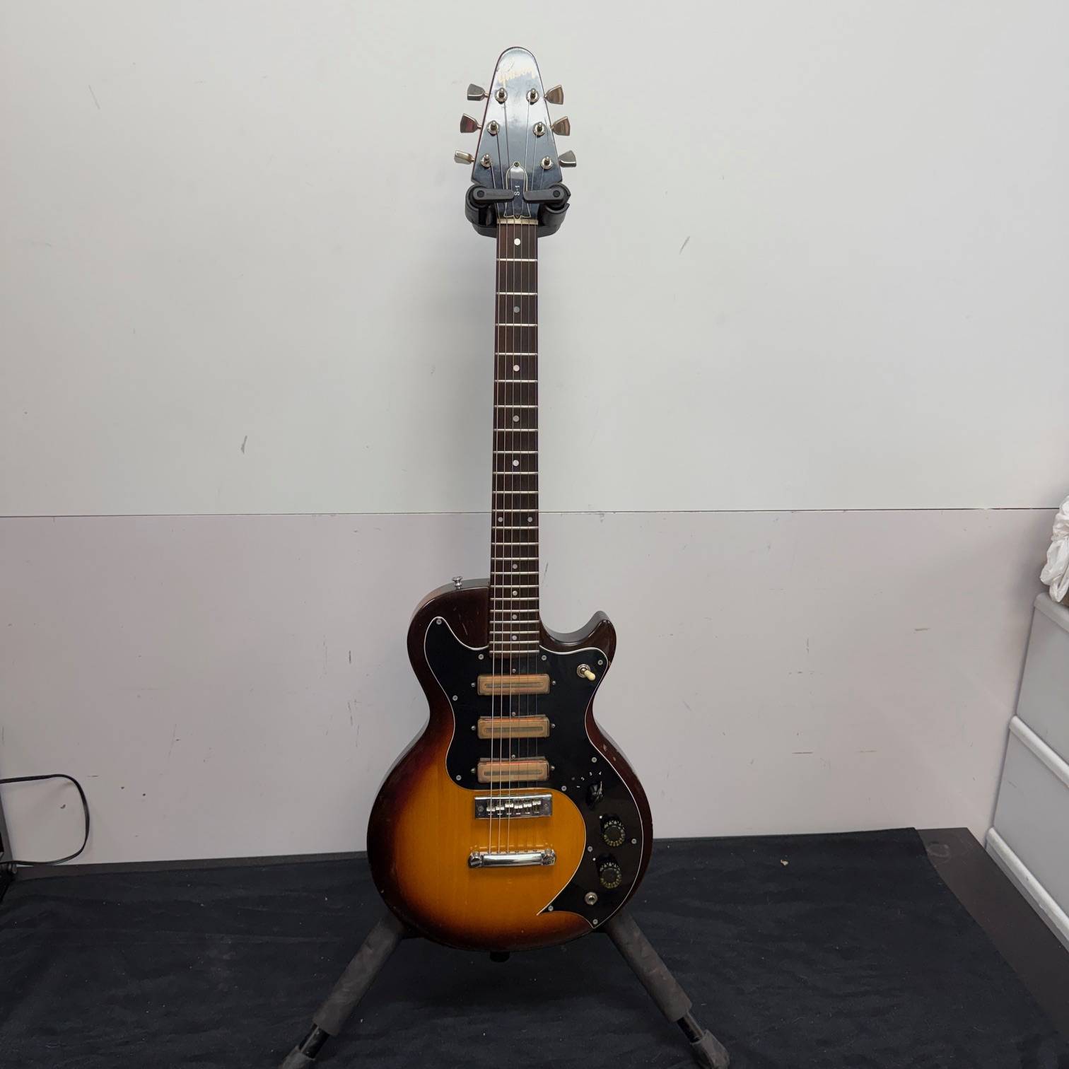 Vintage Gibson S-1 Electric Guitar with Gibson Hard Case 1970's Sunburst - Image 2