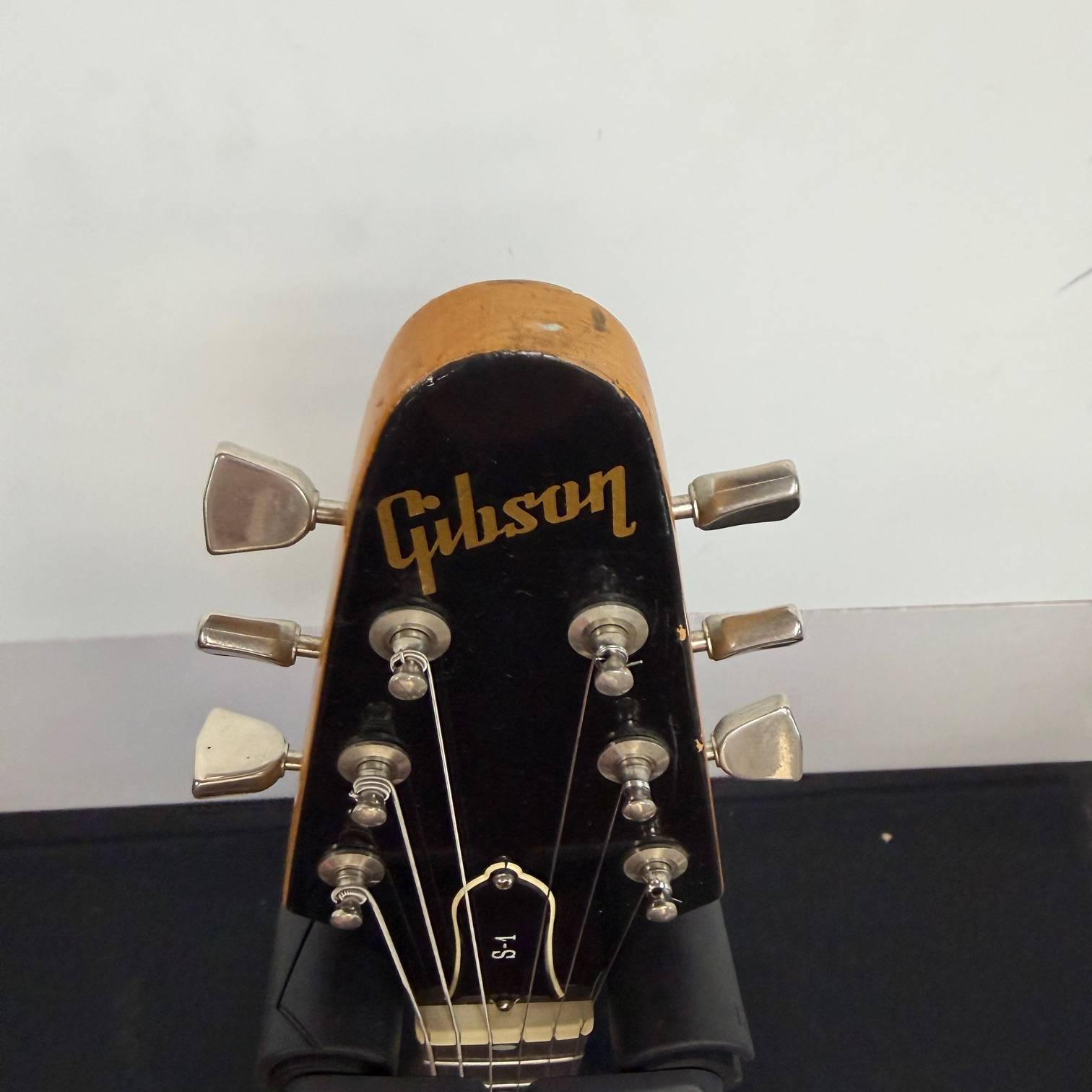 Vintage Gibson S-1 Electric Guitar with Gibson Hard Case 1970's Sunburst - Image 3