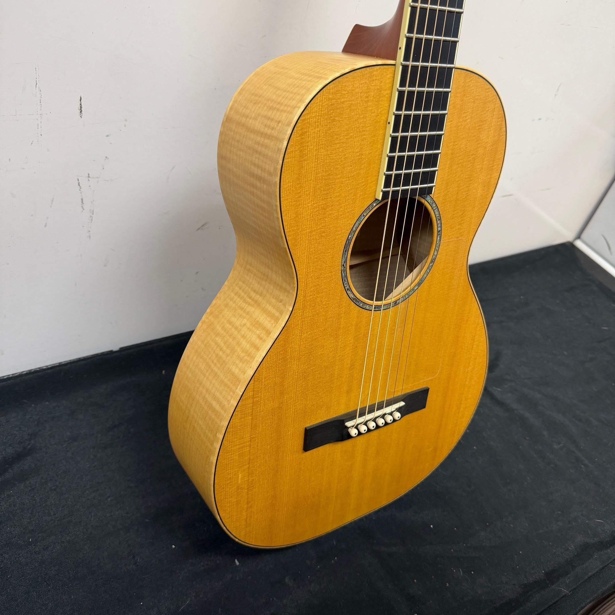 Used Larrivee O-01 Parlor Guitar Maple Special Edition Acoustic Guitar with Case Flame Maple 2003 - Image 10