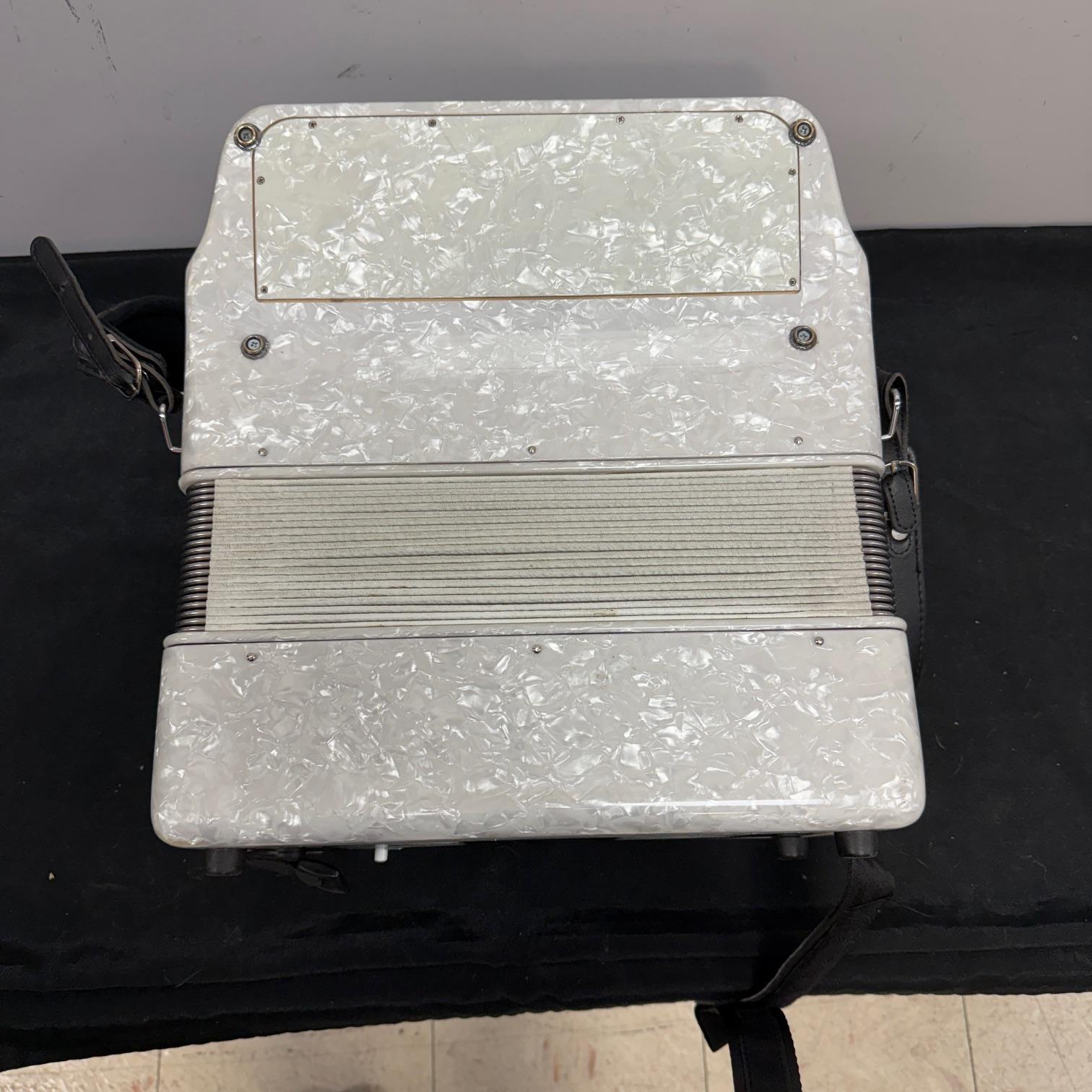 Used Sofiamari NSM-3412 34-Button 12-Bass Accordion GCF White Pearl - Image 6