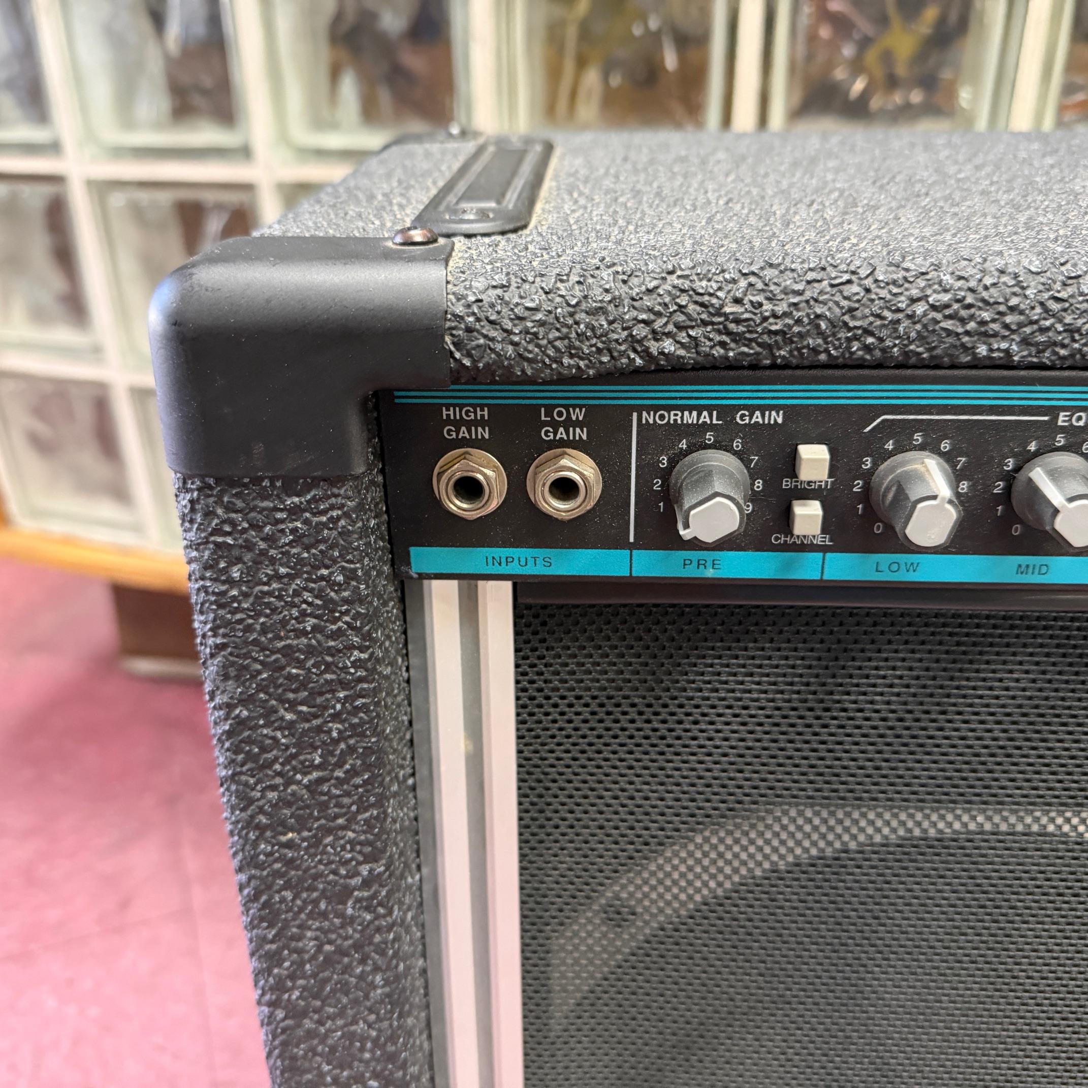 Vintage Peavey Classic Chorus 212 Solid State Combo Guitar Amp Amplifier - Image 2